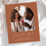 Lámina Guión de arco de fotos presupuesto Terracotta Guar<br><div class="desc">Esta sencilla y minimalista tarjeta Save the Date incluye un arco fotográfico sobre las palabras "Save the Date" en un elegante guión de escritura a mano en blanco, seguido por los nombres de la pareja, la fecha boda y la ciudad en letra sans serif en un fondo de terracota. Añada...</div>