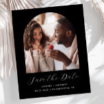 Lámina Guión de arco fotográfico de presupuesto Negro Gua<br><div class="desc">Esta sencilla y minimalista tarjeta Save the Date incluye un arco fotográfico sobre las palabras "Save the Date" en un elegante guión de escritura a mano en blanco, seguido por los nombres de la pareja, la fecha del boda y la ciudad en letra sans serif sobre un fondo negro. Añada...</div>