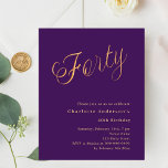 Lámina Guión de oro morado 40ª invitación de cumpleaños<br><div class="desc">Una invitación moderna y de diseño para un fiesta de 40 años. Un fondo morado y la palabra Cuarenta escrita con letras grandes y elegantes de guión en falso oro. Personalice y agregue un nombre y detalles del fiesta. 1 hoja = 1 borde impreso de invitación al borde.</div>