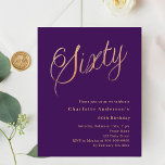 Lámina Guión de oro morado Invitación de cumpleaños 60<br><div class="desc">Una invitación moderna y de diseño para una fiesta de cumpleaños número 60. Un fondo morado de color y la palabra Sixty escrito con elegantes letras de guión grandes en falso oro. Personalice y agregue un nombre y detalles del fiesta. 1 hoja = 1 borde impreso de invitación al borde....</div>