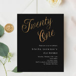 Lámina Guión dorado negro presupuesto invitación de 21 añ<br><div class="desc">Una invitación moderna y de diseño para un fiesta de 21 años. El clásico fondo negro y la palabra Twenty One escrito con elegantes letras de guión grandes en falso oro. Personalice y agregue un nombre y detalles del fiesta. 1 hoja = 1 borde impreso de invitación al borde.</div>