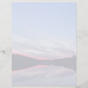 Lámina Hermoso atardecer salvaje sobre la foto del lago