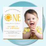 Lámina Invitación a foto de primer cumpleaños de Budget L<br><div class="desc">Invite a su familia y amigos a su primera fiesta de cumpleaños con esta encantadora invitación de presupuesto para el primer cumpleaños. Está decorado con un sol de color amarillo y dice "Nuestro pequeño sol es uno" personalizable fácil. Reemplace la foto por una de las suyas. Perfecto para una fiesta...</div>