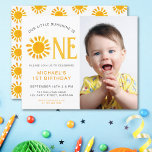 Lámina Invitación a foto de primer cumpleaños de Budget L<br><div class="desc">Invite a su familia y amigos a su primera fiesta de cumpleaños con esta encantadora invitación de presupuesto para el primer cumpleaños. Está decorado con un sol de color amarillo y dice "Nuestro pequeño sol es uno". La parte trasera está decorada con un patrón solar. Personalizable fácil. Reemplace la foto...</div>