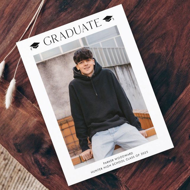 Lámina Invitación a graduación de foto de presupuesto sim (Simple black and white cap budget 2 photo graduation invitation announcement card.)