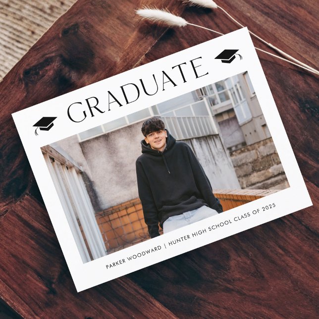 Lámina Invitación a graduación de presupuesto simple de 2 (Simple black and white cap budget 2 photo graduation invitation announcement card.)