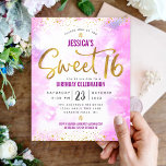 Lámina Invitación a guión dorado de color agua rosa dulce<br><div class="desc">"Feliz dulce 16". Envíe esta impresionante, brillante, alegre, festiva, moderna, personalizada, personalizado de presupuesto para una fiesta que recordar. Relieve metalizado de imitación de oro espumoso y pequeños puntos purpurinas de confetti y escritura tipográfica superponen un suave fondo de color rosa de agua. Personalice el texto del personalizado con el...</div>