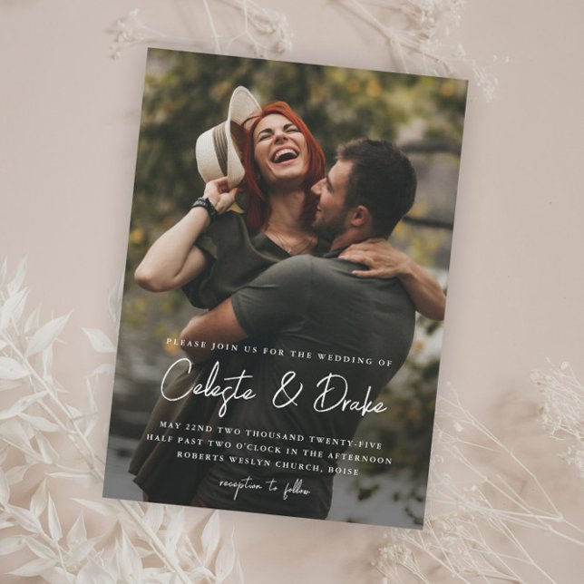 Lámina Invitación a la boda de fotos con guión moderno de (Modern Script Names Budget Photo Wedding Invitations.)