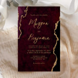 Lámina Invitación a la boda del guión de la ágata de oro<br><div class="desc">Esta elegante invitación a la boda presenta una imagen de fondo de una ágata color burdeos adornada con un falso purpurina de oro. El texto del personalizable combina la escritura a mano moderna de color dorado, el copperplate y las tipografías cursivas. El reverso presenta un diseño coordinado de agate de...</div>
