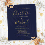 Lámina Invitación a la boda del guión dorado azul de la m<br><div class="desc">Con nombres de estilo característico,  esta elegante invitación a bodas en azul marino y oro con presupuesto reducido se puede personalizar con su información en letras de moda. Diseñado por Thisisnotme©</div>