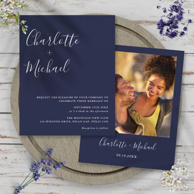 Lámina Invitación a la boda fotográfica azul de la Marina (Budget Script Navy Blue Photo Wedding Invitation)