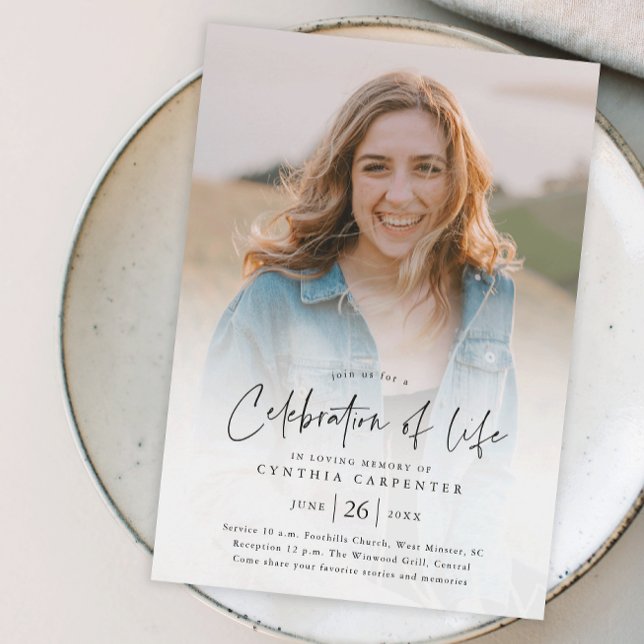 Lámina Invitación a la conmemoración del presupuesto de l (Modern handwritten script celebration of life budget photo memorial invitation.)