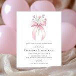 Lámina Invitación a la flor silvestre Pink Bow de cumplea<br><div class="desc">Una coqueta de color rosa femenino está decorada con flores silvestres rosadas y violetas.</div>