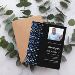 Lámina Invitación a la foto de color azul marino de cumpl<br><div class="desc">Moderna,  elegante e invitada. Un fondo negro decorado con un confeti azul. Personalice y agregue la foto,  un nombre y detalles del fiesta. Texto blanco. 1 hoja = 1 borde impreso de invitación al borde.</div>
