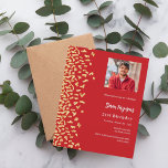 Lámina Invitación a la foto del oro rojo de cumpleaños<br><div class="desc">Moderna,  elegante e invitada. Un fondo rojo decorado con un falso confeti dorado. Personalice y agregue la foto,  un nombre y detalles del fiesta. Texto blanco. 1 hoja = 1 borde impreso de invitación al borde.</div>