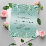 Lámina Invitación a la vegetación de eucalipto de cumplea<br><div class="desc">Una invitación a la moda para una fiesta de cumpleaños número 40 (o de cualquier edad),  temática forestal encantada. Fondo de degradado verde con helechos y eucalipto. El nombre está escrito con una escritura de estilo con letras a mano moderna. Personalice y agregue los detalles de su fiesta.</div>