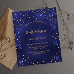 Lámina Invitación al año de las estrellas azul marino de<br><div class="desc">Una glamorosa invitación a la fiesta de cumpleaños para él y ella. Un fondo azul marino adornado con falsas estrellas doradas. El color azul es desigual. Personalice y agregue un nombre y detalles del fiesta. Añade año de nacimiento y año de celebración. De vuelta: fondo azul marino y estrellas doradas....</div>