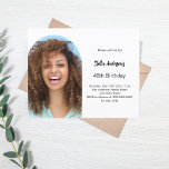 Lámina Invitación al cumpleaños del arco de fotos<br><div class="desc">Añade tu propia foto de tamaño vertical. Marco fotográfico en forma de arco. Color del fondo blanco de la moda. Personalice y agregue un nombre y detalles del fiesta. 1 hoja = 1 borde impreso de invitación al borde.</div>