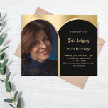Lámina Invitación al cumpleaños del arco de fotos de oro<br><div class="desc">Añade tu propia foto de tamaño vertical. Marco fotográfico en forma de arco. Un color de fondo negro y falso dorado. Personalice y agregue un nombre y detalles del fiesta. 1 hoja = 1 borde impreso de invitación al borde.</div>