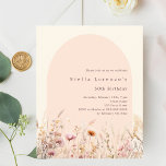 Lámina Invitación al cumpleaños del presupuesto de la flo<br><div class="desc">Una elegante invitación a la flor. Un fondo color crema,  beige y un arco de color melocotón. Decorada con flores silvestres de color agua en tonos beige y rosa. 1 hoja = 1 borde impreso de invitación al borde.</div>