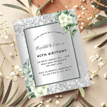 Lámina Invitación al eucalipto floral blanco plateado de<br><div class="desc">Fondo de color plateado falso decorado con flores blancas,  flores,  vegetación eucaliptos y purpurina de plata falsa,  chispas. Personalice y agregue su nombre y detalles del fiesta. Cartas negras.</div>