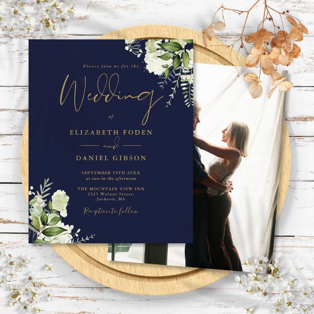 Lámina Invitación de boda con flores navales azules dorad (Budget Floral Navy Blue Gold Photo Wedding Invite)