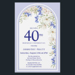 Lámina Invitación de cumpleaños 40 a la Floral azul blanc<br><div class="desc">La elegante plantilla de invitación a la fiesta de cumpleaños 40 incluye un arco floral de Boho hecho de margaritas blancas y flores silvestres azules. Este artículo forma parte de la colección de flores azules y blancas Boho Arch.</div>