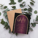 Lámina Invitación de cumpleaños 50 del arco de oro burdeo<br><div class="desc">Una elegante invitación de cumpleaños número 50. Un fondo negro y borgoñoso con un arco dorado en la parte delantera. 1 hoja = 1 borde impreso de invitación al borde.</div>