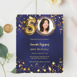 Lámina Invitación de cumpleaños a la estrella del oro azu<br><div class="desc">Una moderna y elegante invitación fotográfica para una fiesta de cumpleaños número 50. Un fondo azul marino,  decorado con estrellas doradas. El color azul es desigual. Personalice y agregue los detalles de su foto y fiesta. 1 hoja = 1 borde impreso de invitación al borde.</div>