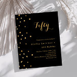 Lámina Invitación de cumpleaños de Black Gold stars<br><div class="desc">Para una elegante fiesta de cumpleaños número 50 (o cualquier edad). Un fondo negro clásico. Decorado con estrellas de oro falsas. Personalice y agregue un nombre y detalles del fiesta. 1 hoja = 1 borde impreso de invitación al borde.</div>