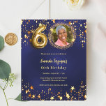 Lámina Invitación de cumpleaños de la estrella del oro az<br><div class="desc">Una moderna y elegante invitación fotográfica para una fiesta de cumpleaños número 60. Un fondo azul marino,  decorado con estrellas doradas. El color azul es desigual. Personalice y agregue los detalles de su foto y fiesta. 1 hoja = 1 borde impreso de invitación al borde.</div>