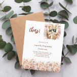 Lámina Invitación de cumpleaños de rosas crema de vítores<br><div class="desc">Una invitación moderna,  elegante y glamurosa para una fiesta de cumpleaños. Fondo blanco,  decorado con una cesta con flautas,  frascos de vino espumoso y flores beige de color crema. Personalice y agregue los detalles de su fiesta. 1 hoja = 1 borde impreso de invitación al borde.</div>