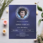 Lámina Invitación de cumpleaños del purpurina de plata de<br><div class="desc">Una invitación moderna, elegante y glamurosa para una fiesta de cumpleaños de 21 (o cualquier edad). Un fondo azul marino, decorado con un falso purpurina plateado. El color azul es desigual. Personaliza y agrega tu nombre, foto y detalles del fiesta. 1 hoja = 1 borde impreso de invitación al borde....</div>