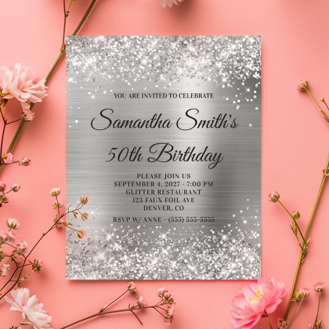 Lámina Invitación de cumpleaños número 50 con brillo plat (Budget Glittery Silver Foil 50th Birthday Invite)