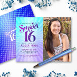 Lámina Invitación de gradiente azul púrpura de foto de pr<br><div class="desc">"Feliz Dulce 16 cumpleaños". Envíe esta genial retro boho, invitación personalizada de fiesta fotográfica de presupuesto para un evento que recordar. En el lado izquierdo, la tipografía divertida, de moda, audaz morada y azul marino con la tipografía sans serif moderna se impone sobre el fondo de los rayos de gradiente...</div>