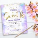 Lámina Invitación de oro de 16 golosinas color púrpura de<br><div class="desc">"Feliz dulce 16". Envíe esta impresionante, brillante, alegre, festiva, moderna, personalizada, personalizado de presupuesto para una fiesta que recordar. Relieve metalizado de imitación de oro espumoso y pequeños puntos purpurinas de confetti y escritura tipográfica superponen un suave fondo de color morado. Personalice el texto del personalizado con el nombre de...</div>