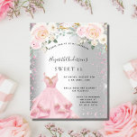 Lámina Invitación purpurina de vestido dulce 16 de color<br><div class="desc">Una invitación moderna, elegante y glamurosa para una fiesta de 16 y 16 años. Un fondo falso plateado de aspecto metálico con purpurina falso rosa, chispas, vestido y flores rosadas. El nombre está escrito con una escritura de estilo con letras a mano moderna. Personalice y agregue los detalles de su...</div>