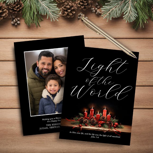 Lámina La luz del presupuesto de la Biblia mundial contra (Budget Light of the World Bible Verse Christmas Card)