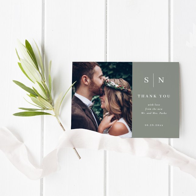 Lámina Mínimo y Moda | Foto Boda PRESUPUESTO (A stylish sage green thank you card with room for two of your favorite photos)