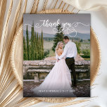 Lámina Moda presupuestaria Caligrafía 2 Boda de fotos Gra<br><div class="desc">Boda de fotos de Budget Modern Hand Lettered Script 2 Gracias tarjeta THIN de bajo presupuesto personalizada. Modern Stylish boda gracias a la plantilla de tarjeta que incluye una foto vertical completa en el frente con el texto superpuesto "Gracias" en una tipografía escrita a mano rápida o tipo de letra...</div>