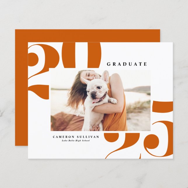 Lámina Naranja 2025 Invitación para graduación de tipogra (Anverso / Reverso)