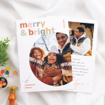 Lámina Navidades con colores vivos y moras fotográficas p<br><div class="desc">Trae un toque de color y alegría a sus saludos de vacaciones con esta vibrante tarjeta de presupuesto fotográfico "Merry & Bright" Navidades. La parte delantera cuenta con unas letras atrevidas en sans-serif en bonitos tonos pastel, con una foto familiar redonda que añade un toque divertido y personal. La foto...</div>