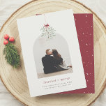 Lámina Navidades de fotografía del Arco Minimalista Mistl<br><div class="desc">El diseño de las tarjetas de vacaciones de una pareja minimalista y moderna. La parte delantera de esta tarjeta de presupuesto incluye un paquete de vegetación mistletoe de color agua, envuelta en un arco. Debajo del mistletoe hay una foto personalizado de su elección en forma de arco boho y moderno....</div>