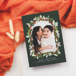 Lámina Navidades de Verdor de los Jardín de Invierno Pres<br><div class="desc">Celebra la temporada de vacaciones con nuestras elegantes tarjetas de presupuesto fotográfico "Winter Garden" para Navidades. Una tarjeta verde festiva, con una única foto en arco enmarcada por la vegetación acuática pintada a mano, este diseño es una versión moderna de un tema tradicional. La disposición floral acuática incluye bayas rojas...</div>