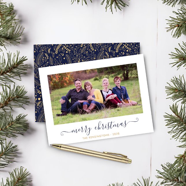 Lámina NAVIDADES del guión azul de oro de la Marina de BU (BUDGET Navy Blue Gold Script Christmas Photo Card)