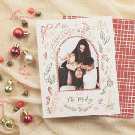 Lámina Navidades retro caprichosos<br><div class="desc">Captura la magia de las vacaciones con esta encantadora tarjeta de fotos de Navidades retro. Con una foto en forma de arco enmarcada por un borde dibujado a mano, le da un toque vintage juguetón a la imagen de su familia. En la parte superior hay un desplazamiento con la cinta...</div>