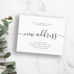 Lámina Nueva dirección presupuestaria invitación moderna<br><div class="desc">Sencillo y elegante guión de caligrafía de escritura a mano en blanco y negro minimalista, invitación móvil. Fácil de personalizar con el texto y la nueva dirección personal. POR FAVOR LEA ESTO ANTES DE COMPRAR! Se trata de una tarjeta boda económica impresa en una hoja de papel (cada hoja tiene...</div>