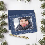 Lámina Patrón menorah azul presupuestal Hanukkah Foto<br><div class="desc">Tarjeta fotográfica de Menorah Hanukkah azul rústico con un patrón festivo de menorahs de vacaciones y tu foto personalizado. **Nuestro artículo de PRESUPUESTO es más pequeño,  más ligero y más delicado,  pero aún hermoso! ¡No olvide los sobres!** Si necesita ayuda o elementos coincidentes,  por favor contáctenos a katescreationszazzle@gmail.com</div>