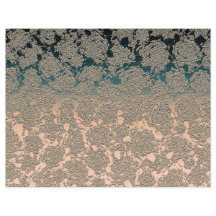 Patrón metalico floral verde azulado de color beig