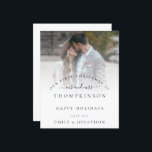 Lámina Presupuesto 1ª Navidad Sr. Mrs. Photo Holiday Card<br><div class="desc">Primero Navidad, Sr. y Sra. Fotonombres. Una tarjeta plana SMALLER de 4, 5" x 5, 6" para sus saludos festivos en una brillante tarjeta SEMI GLOSS de 110 lb (similar al espesor de una postal) POR FAVOR NOTE: el sobre suministrado con esta tarjeta es ligeramente más grande que la propia...</div>